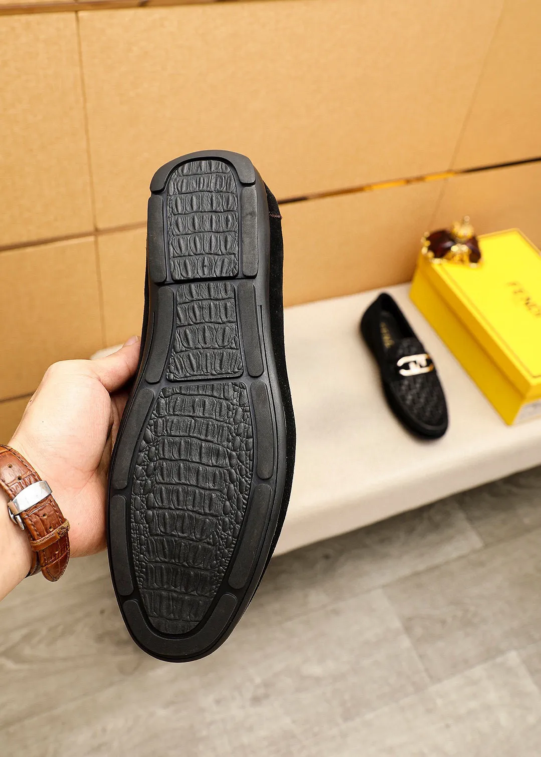 Men's shoes 💰380 💐 Product trademark: FENDI [Fendi] Doudou shoes Regular size: 38-44 (45🉑️customized) Product materials: Selected imported first-layer frosted cowhide embossed upper + luxury hardware buckle, imported pig lining. Strong three-dimensional visual effect, rubber outsole Color: 1⃣️color optional